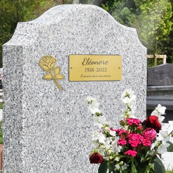 Une plaque funéraire en PVC collée sur une tombe